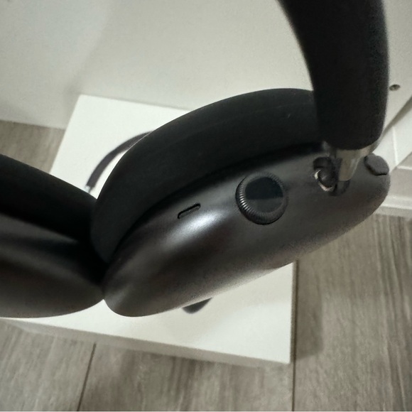 SOLD Airpods Max Space Gray with Box - Picture 3 of 9